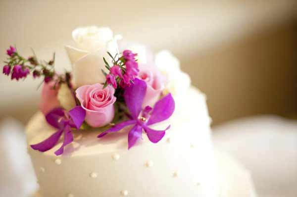 γαμήλια τούρτα με φρέσκα λουλούδια