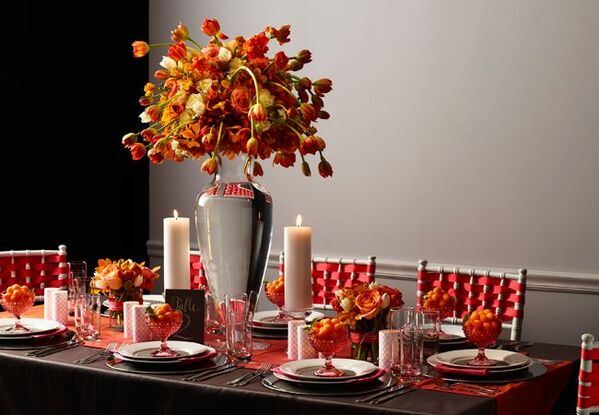 #1: Στολίστε τα τραπέζια της γαμήλιας δεξίωσης με μία πλούσια χρωματική παλέτα