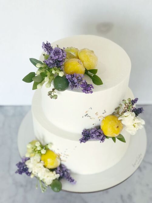  Γαμήλια τούρτα με διακοσμητικά στοιχεία λεμονιού 