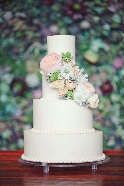 Μπουκέτο λουλουδιών σε γαμήλια τούρτα.