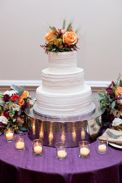 Γαμήλια τούρτα με floral topper.