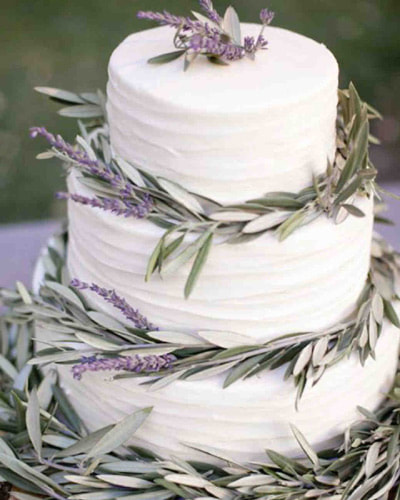 Γαμήλια τούρτα με λεπτομέρειες δεντρολίβανου.