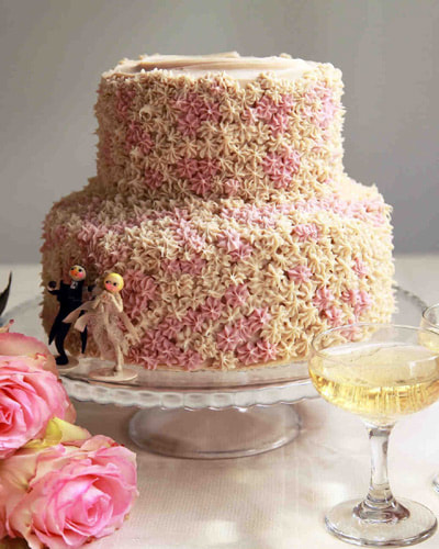 Γαμήλια τούρτα με ιδιαίτερες λεπτομέρειες.