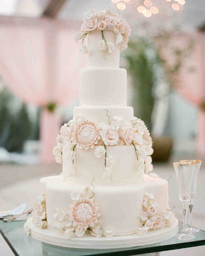 Πενταώροφη γαμήλια τούρτα.